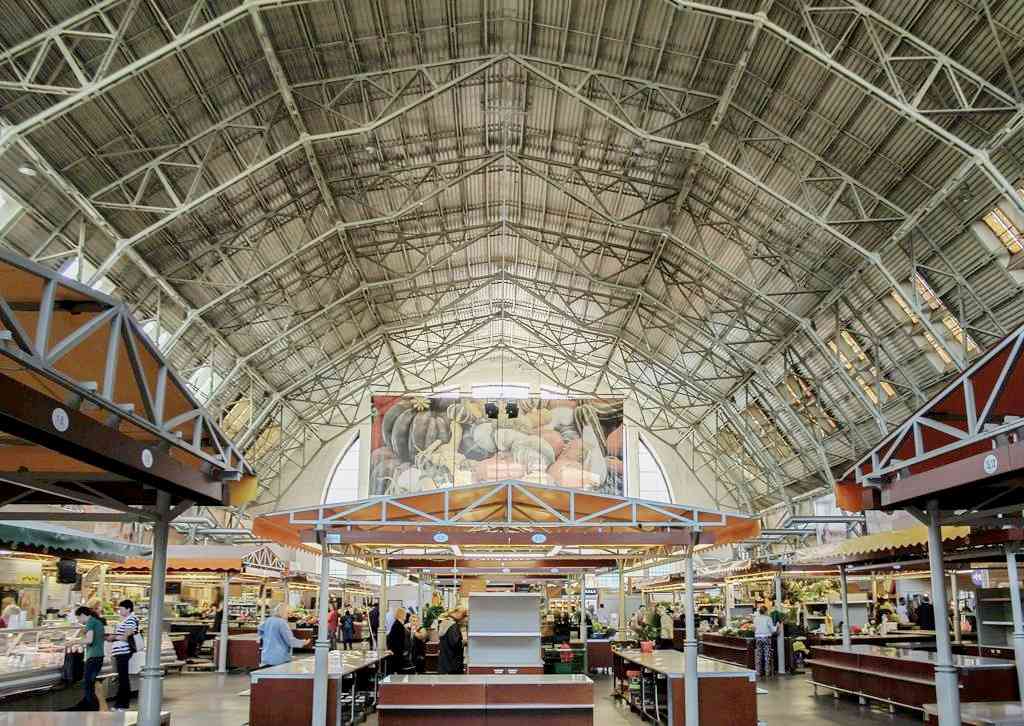 Konstrukce střechy hangáru už nad tržnicí v Rize. Foto převzato z https://www.reinisfischer.com/riga-central-market